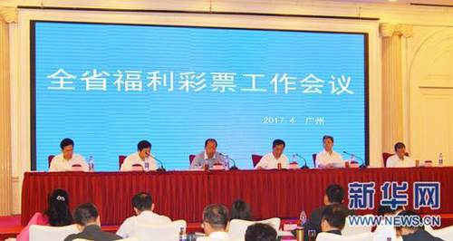 二次年夜战前夜，英国军官桑迪克（Walter Pidgeon 饰）暗藏希特勒的山中庄园谋杀未果被捕，因为拒不认可本身受英国当局指使，桑迪克受尽熬煎后被德军推下山崖。年夜难不死的桑迪克搭船回到英国，同时德国方面派出假扮桑迪克的军官与众眼线在全城追索他，德国当局亦向英国施压。桑迪克在险象环生的逃亡途中结识开畅直接的姑娘杰瑞（Joan Bennett 饰），后者被他吸引，并竭尽所能为他供给了帮忙。桑迪克与杰瑞渡过了一段短暂的纯挚光阴，但是危机四伏的形式下他其实不能赐与对方更多的幸福。德国人很快找到了桑迪克的躲身的地方，并掳走了杰瑞，这让桑迪克面对的情势卑劣到了顶点。